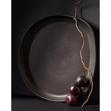 Plat de service rond Dadasi par Gharyan Stoneware & Decoration